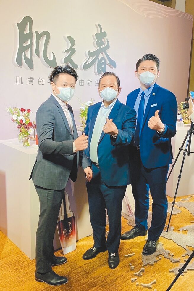 以天然植物萃取成果共推活性精华保养圣品「肌之春」美顏系列发布会，耀德生技总经理王天帝（左起）、冠昕生医董事长李文生、冠昕生医副总经理杨家菖。图╱耀德生技提供