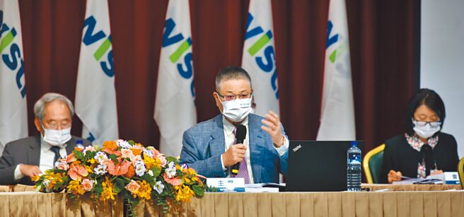 緯創董事長林憲銘（中）表示，下半年營運應跟年初預估不會差太遠是有合適的成長。圖／顏謙隆