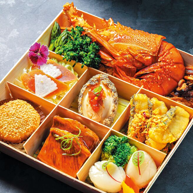 台北晶華酒店外賣的〈極上龍蝦鮑魚御膳盒〉，集結龍蝦、鮑魚及烏魚子等頂級食材入饌。圖／業者提供