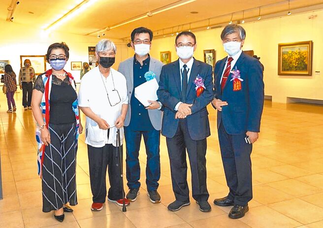 臺灣美學學會理事長林翊佳（左起）、藝術家陳朝寶老師、台日美術協會理事長林吉裕、文化部蕭宗煌政務次長、外交部東亞太平洋司陳忠正總領事回部辦事於「第47屆台日美術展」展場合影。圖／台日美術協會提供
