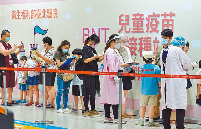 食藥署昨宣布核准6個月至5歲兒童接種莫德納疫苗，同時也核准18歲以上成人接種Novavax疫苗。（本報資料照片）