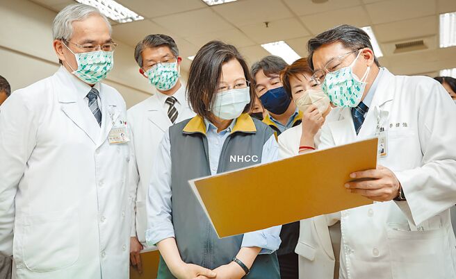 传民进党刻意拉抬可望代表民眾党参选的台北市副市长黄珊珊，企图造成台北市长选情三脚督。图为5月24日黄珊珊（右二）陪同蔡英文总统（中）视察台北荣民总医院。（总统府提供）