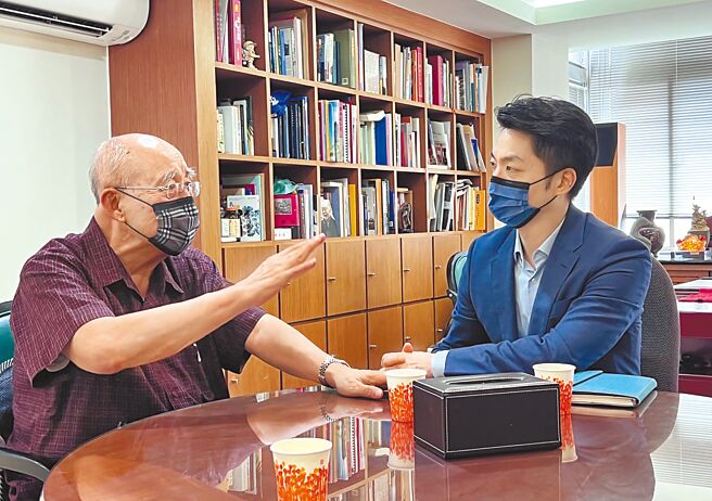 距离年底大选倒数5个月，国民党台北市长参选人蒋万安（右）17日一早就前往西门町，拜会前北市长吴伯雄（左）。（蒋万安办公室提供／黄婉婷台北传真）