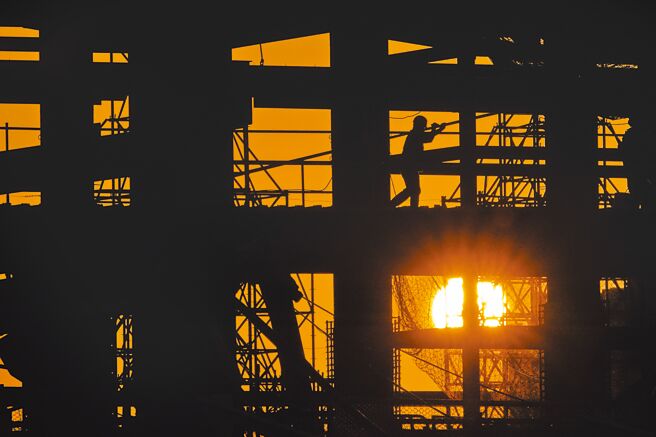 通膨、打房、升息、原物料飆升、工資調升等多項利空，衝擊小型營建業生存空間。（黃子明攝）