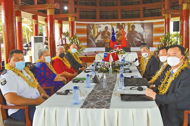 白宮國家安全委員會印太政策協調員坎貝爾表示，美國將在下周宣布一項新倡議，結合理念相近國家，維護太平洋的「自由開放」。圖為薩摩亞總理兼外長菲婭梅5月28日與中國國務委員兼外長王毅會談。（新華社）