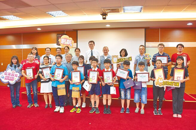 苗栗县长徐耀昌17日颁奖表扬参加SCRATCH程式设计赛佳绩学生。（谢明俊摄）