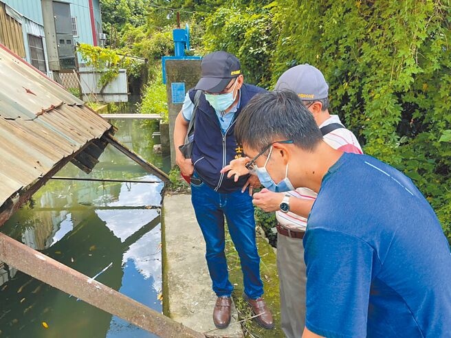 环保局人员与水利单位工作站人员到庙前圳现勘，证实每逢豪大雨，水利站须依照规定将上游取水门关闭、下游排水门开启，导致灌溉沟内水流断流，鱼群因而死亡。（环保局提供／谢琼云台中传真）