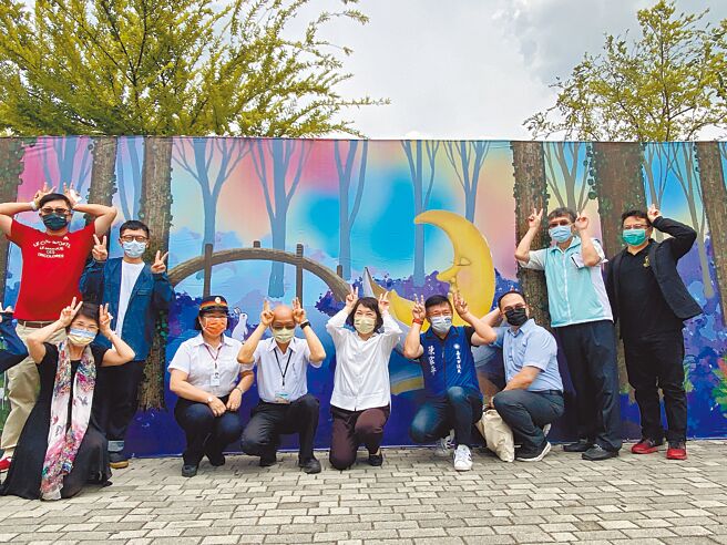 嘉义车站广场改造施工，市长黄敏惠（右五）讚美工区围篱变艺术路廊。（廖素慧摄）