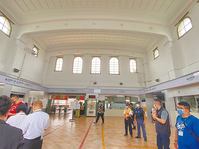 嘉义车站减法美学改造后，候车厅变清爽了。（廖素慧摄）