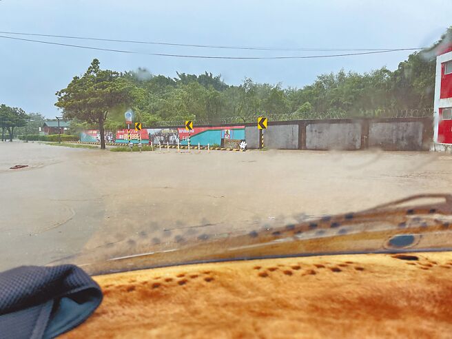 潭頭里里長劉建德拿出過去照片，水流如瀑布般沿著馬路流下，希望能一併改善排水系統。（潭頭里里長劉建德提供／洪靖宜高雄傳真）