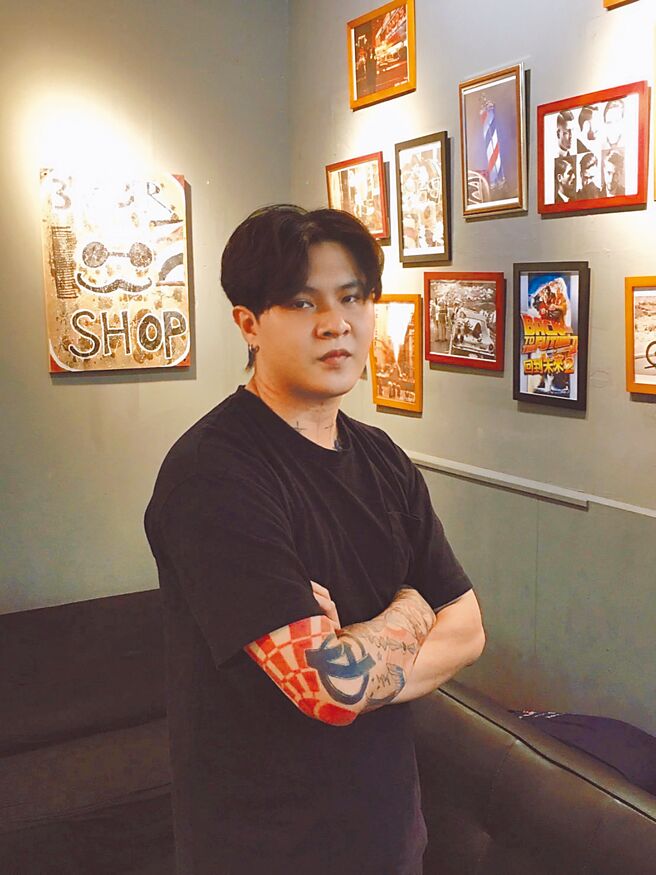 張瑋倫憑不懈的精神與巧手下，逐漸打出好口碑。如今不僅在男士理髮業內有一席之地，也已經規劃好自己第二間分店，擴展自己理髮王國。（崔正綱攝）