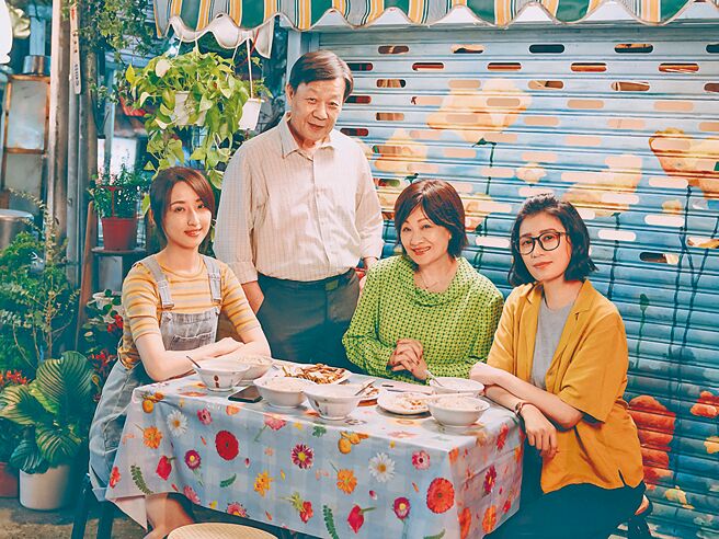 柯佳嬿（左起）、寇世勋、比莉、贾静雯饰演一家人。（Netflix提供）