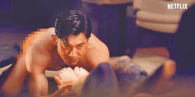 吴慷仁剧中全裸、眼神魅惑，大尺度演出。（摘自Netflix Asia YouTube）
