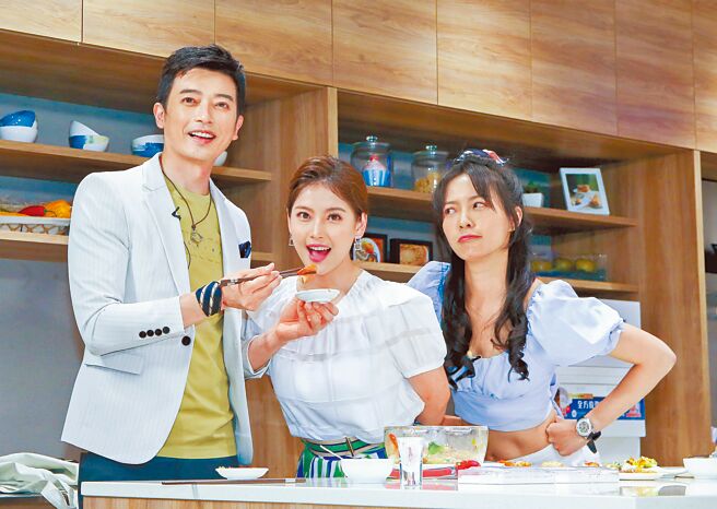 田家达（左起）、王乐妍、何蓓蓓昨为戏造势。 （粘耿豪摄）