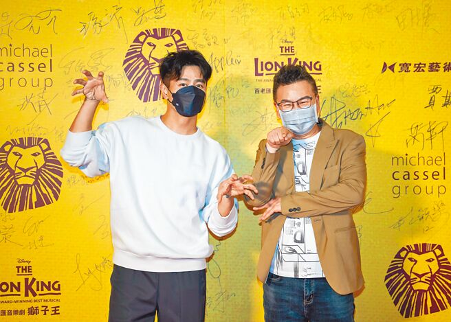 郭彥均（左）昨和好友沈玉琳到小巨蛋觀賞音樂劇《獅子王》。（寬宏藝術提供）