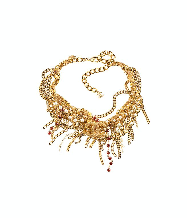 CHANEL金属多彩宝石幻象珍珠水晶镶饰多层次双C LOGO颈炼，6万7700元。（CHANEL提供）