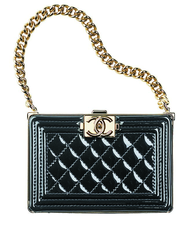 CHANEL黑色亮面皮革BOY CHANEL造型小包，14万3700元。（CHANEL提供）