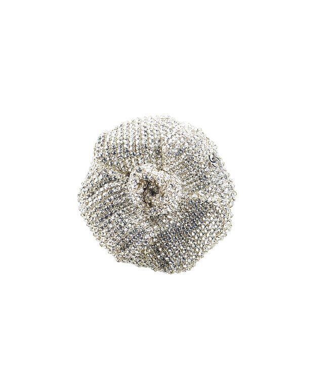 CHANEL白色金属水晶镶饰山茶花胸针，8万2300元。（CHANEL提供）