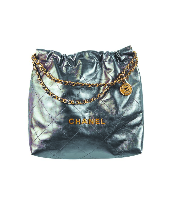 CHANEL银色金属光泽皮革CHANEL 22包中型款，17万1800元。（CHANEL提供）