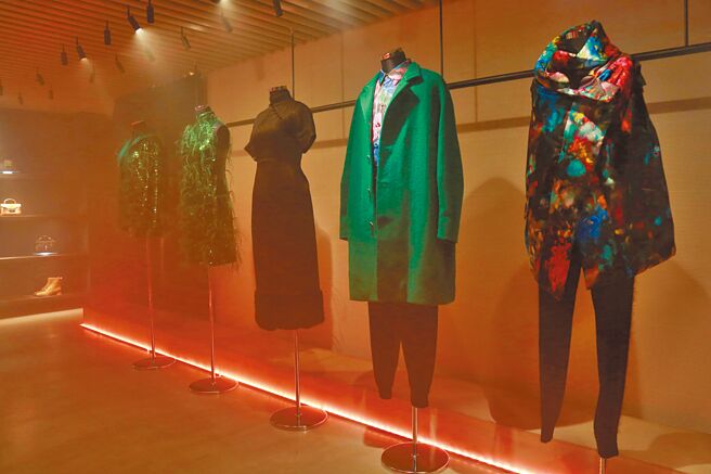 SHIATZY CHEN 22/23秋冬系列《光尘》预览会特别推出限定线上版。（SHIATZY CHEN提供）