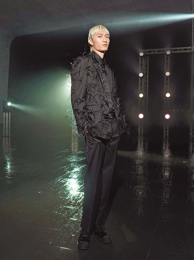 本季多款男装以内搭休閒印花高领紧身上衣搭配衬衫大衣等正装款式，呈现西式东风的样貌。（SHIATZY CHEN提供）