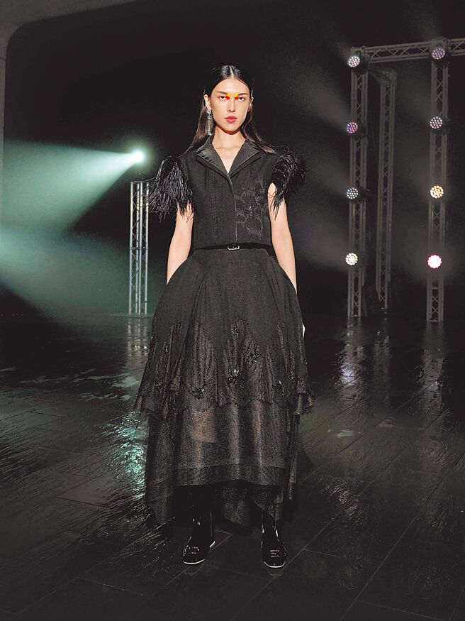 SHIATZY CHEN将《光尘》分三章节，最后一章节多以立体亮片、羽毛、融入金属纱布的面料等，营造烟火破灭前的点点星火。（SHIATZY CHEN提供）