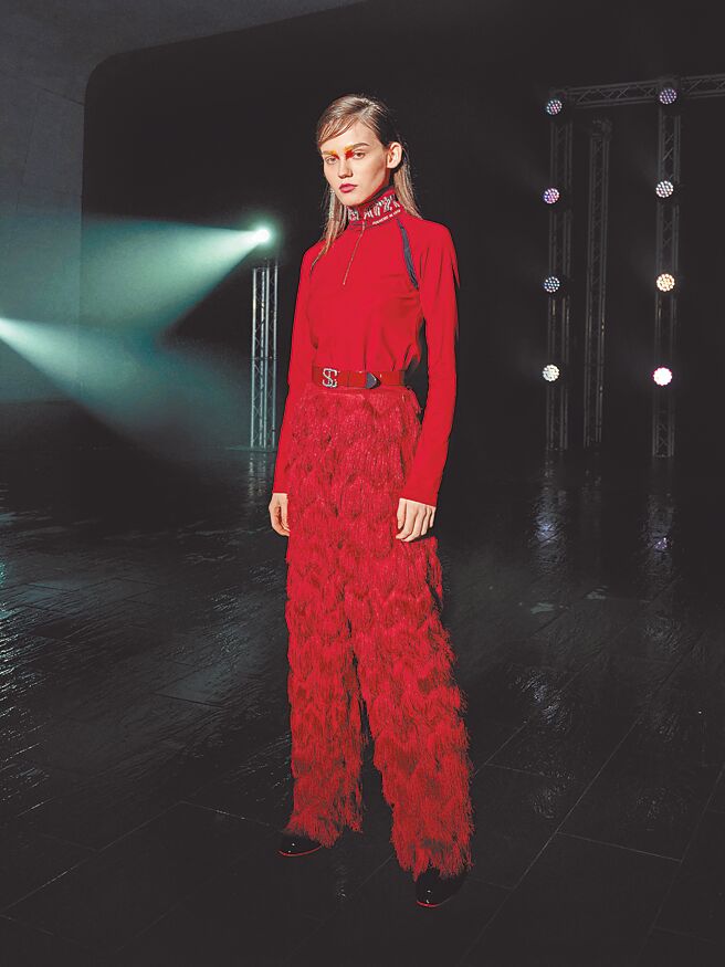SHIATZY CHEN 2022/23秋冬系列以《光尘》为灵感，运用流苏营造飘逸的火光意象。（SHIATZY CHEN提供）