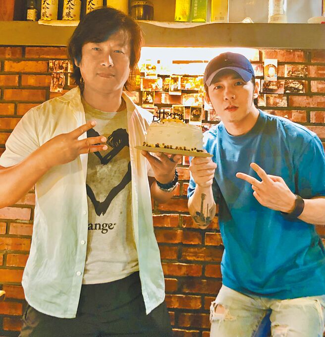 「四分衛」團長虎神（左）與張傑日前一起慶生，開心吃蛋糕聚餐。（翰森娛樂提供）