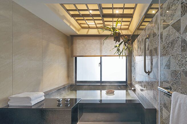 山形阁的房客可在房内浴室中浸泡碳酸氢钠汤泉。（山形阁提供）