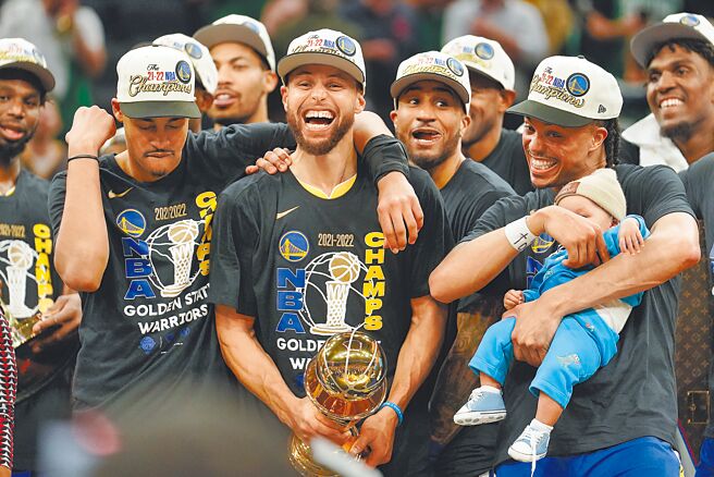勇士勇夺队史第7座NBA总冠军，当家射手柯瑞（中）也如愿拿下总冠军赛MVP奖座。（美联社）