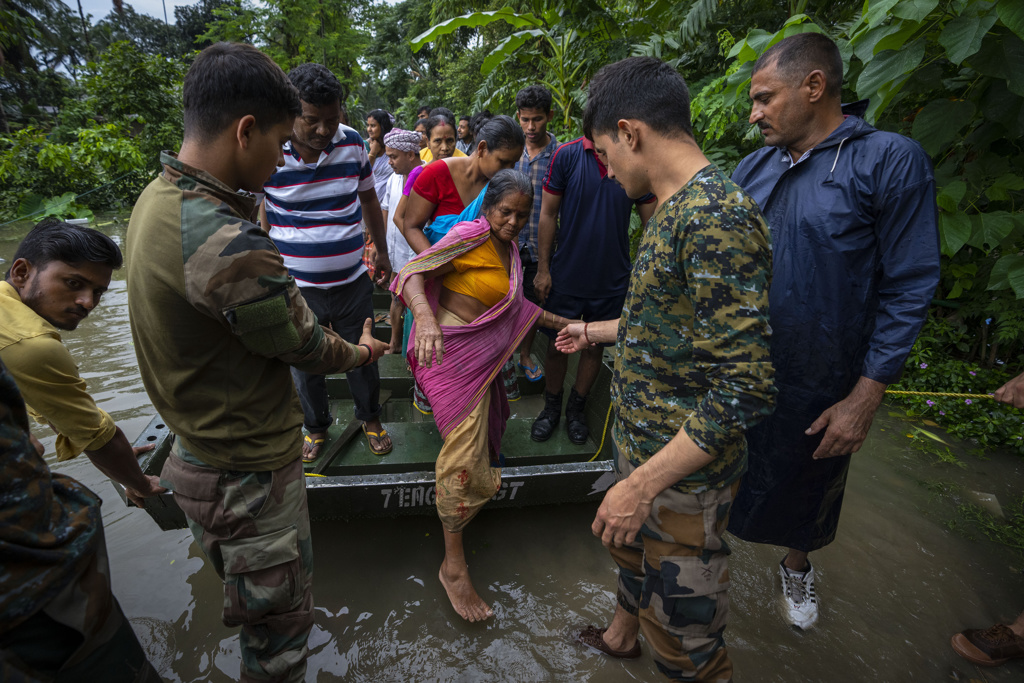 过去一週，倾盆大雨持续不断，淹没了孟加拉东北部大片土地，部队也展开行动，撤离与邻近社区隔绝的居民。图／美联社(photo:ChinaTimes)