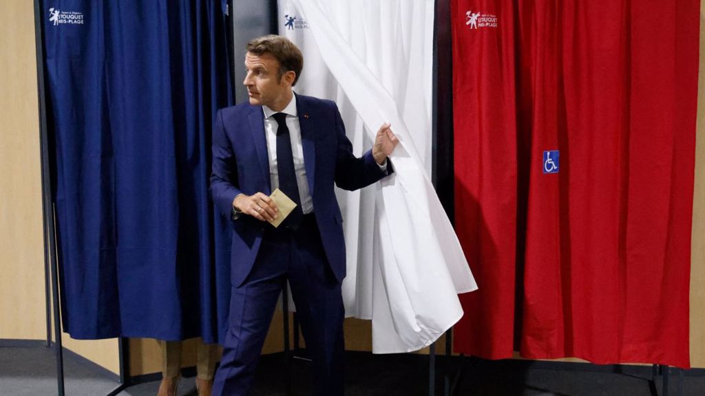 马克宏在上星期投票，其投票所的布帘设计成法国国旗颜色。图/路透社(photo:ChinaTimes)