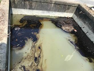 台南西港農水路被偷倒廢油 市府緊急設攔油索
