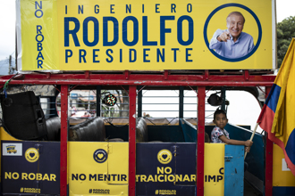 哥倫比亞總統決選 前左翼游擊隊員和地產大亨角力