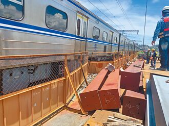 南鐵地下化工程 鋼梁撞圍籬擦過列車