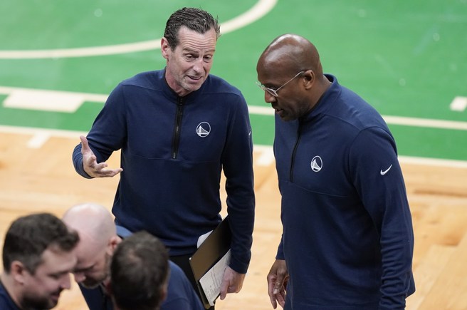 艾金生(左)决定婉拒黄蜂总教练邀约，继续留在勇士担任首席助教。(美联社资料照)