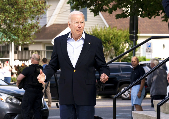 美国总统拜登18日上午骑自行车惨摔，当天下午他参加弥撒后又被问到身体状况，他立即跳起来证明自己没事。（图／美联社）