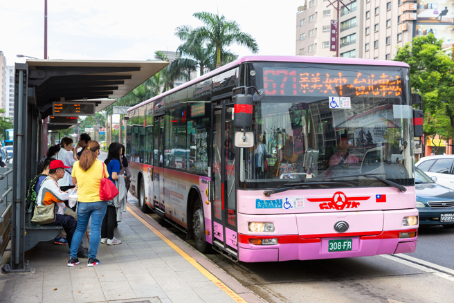 一名刘姓女子在公车站向路人谎称没钱买奶粉等理由，短短1个月内向对方诈财32万元。（示意图／Shutterstock）