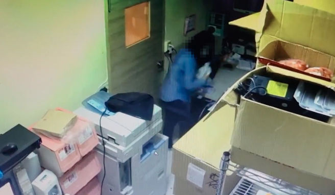 花蓮縣政府農業處一名女公務人員日前執行公務期間到咖啡店借廁所不成，竟趁員工不注意，擅闖店裡辦公室當場小便，事後用衛生紙擦拭後便若無其事離開。（民眾提供／羅亦晽花蓮傳真）