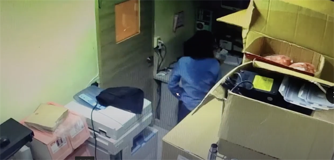 花蓮縣政府農業處一名女公務人員日前執行公務期間到咖啡店借廁所不成，竟趁員工不注意，擅闖店裡辦公室當場小便，誇張行徑讓店員相當無奈。（民眾提供／羅亦晽花蓮傳真）