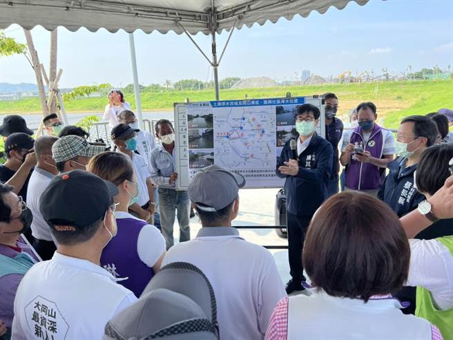 陈其迈表示，从五甲尾滞洪池里面其中包括了土库排水、潭底、嘉兴过去这些常易淹水的地区，五甲尾滞洪池总共占据的面积大概有12公顷，滞洪量大概有60万吨左右，完工后就可以大幅来解决五甲尾地区淹水的问题。（林雅惠摄）