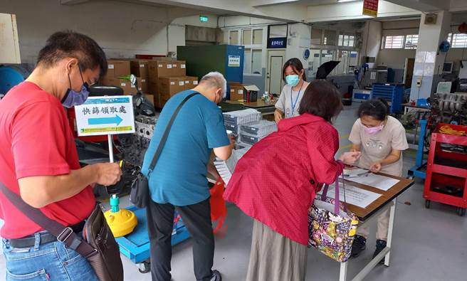 新北市配发17万剂快筛，协助补习班及课照中心备妥暑期防疫物资。（新北市教育局提供）