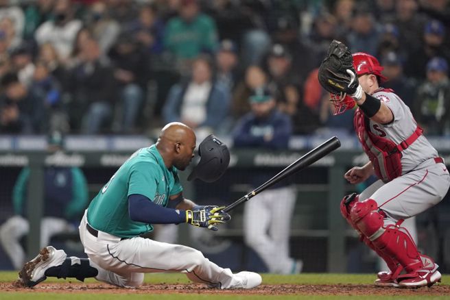 水手打者厄普顿(左)遭到触身球击中头部，当场倒地。（美联社）