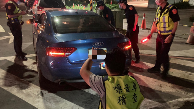 防堵扰民，林口警稽查取缔改管噪音车，2小时拦145部车，共开单罚29件。(苏育宣翻摄)