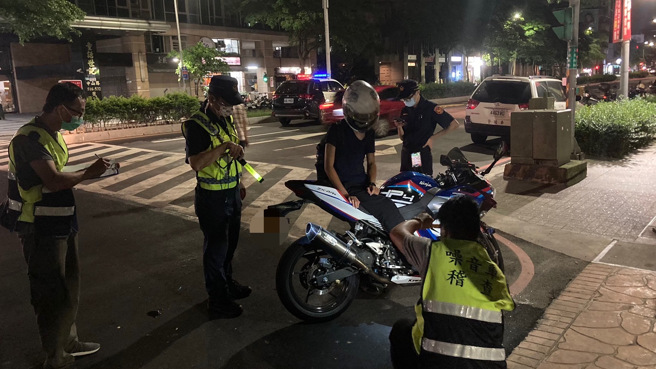 防堵扰民，林口警稽查取缔改管噪音车，2小时拦145部车，共开单罚29件。(苏育宣翻摄)