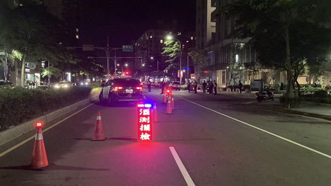 防堵扰民，林口警稽查取缔改管噪音车，2小时拦145部车，共开单罚29件。(苏育宣翻摄)