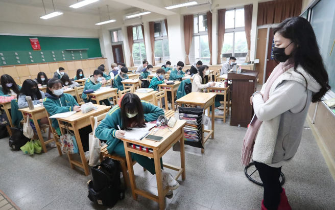 據教育部預測報告，受少子女化影響，111學年至126學年各教育階段人數大減，國小生平均年減2萬人最多，118學年恐跌破百萬，大一新生自114學年起將跌破20萬人。（圖／示意圖，記者鄭任南攝影）