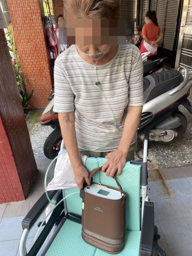 基隆市中山区停电，妇人使用携带式呼吸器于家门外求助。（基隆市中山区市议员参选人施伟政提供／陈彩玲基隆传真）