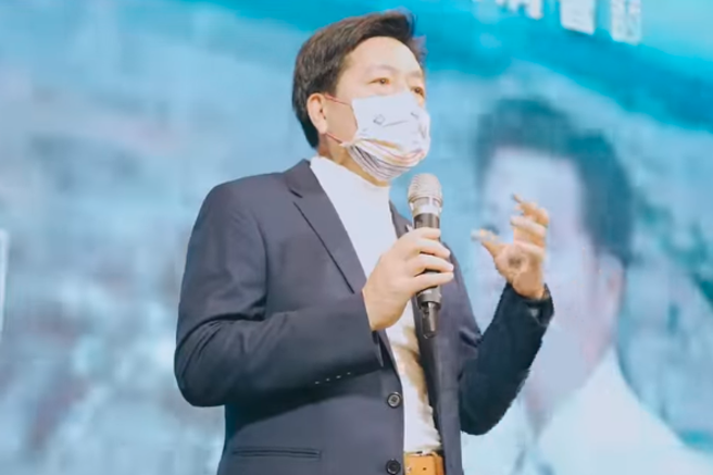 曾任立委及台盐董事长的郑宝清。（取自郑宝清脸书直播）