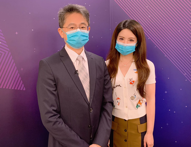 台湾运彩总经理林博泰(左)上时来运转节目，与主持人尉迟佩玉(右)谈运彩眉角。(林胜发摄)